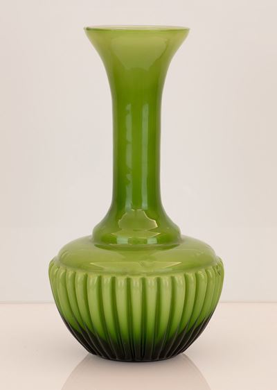Vaso in Vetro Incamiciato Verde con Base Costolata e Lungo Collo a Tromba. Pregiata Manfattura di...