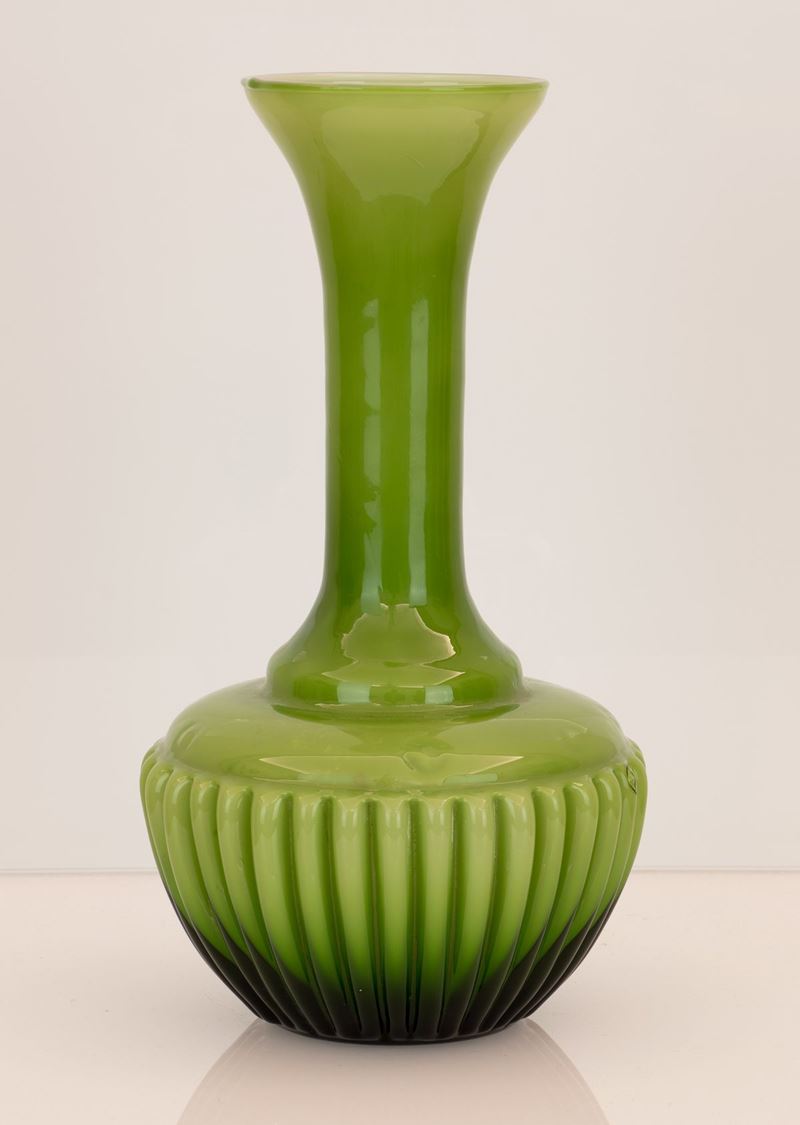Vaso in Vetro Incamiciato Verde con Base Costolata e Lungo Collo a Tromba. Pregiata Manfattura di...