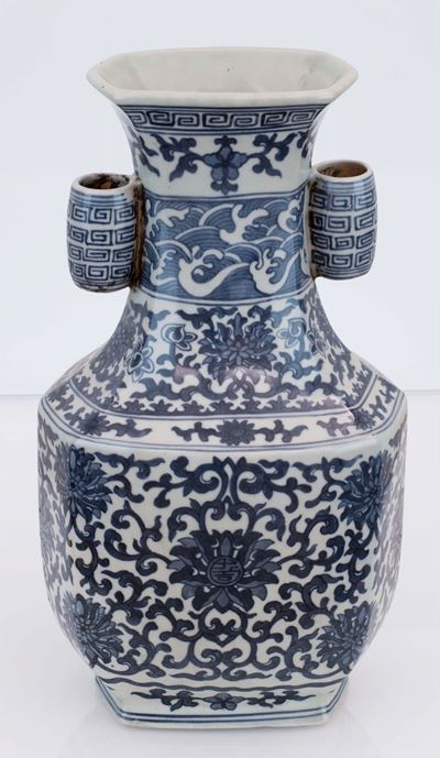 Vaso in Porcellana Bianca e Blu con Anse Tonde. Decoro di Fiori di Loto. Cina, Dinastia Yongzheng