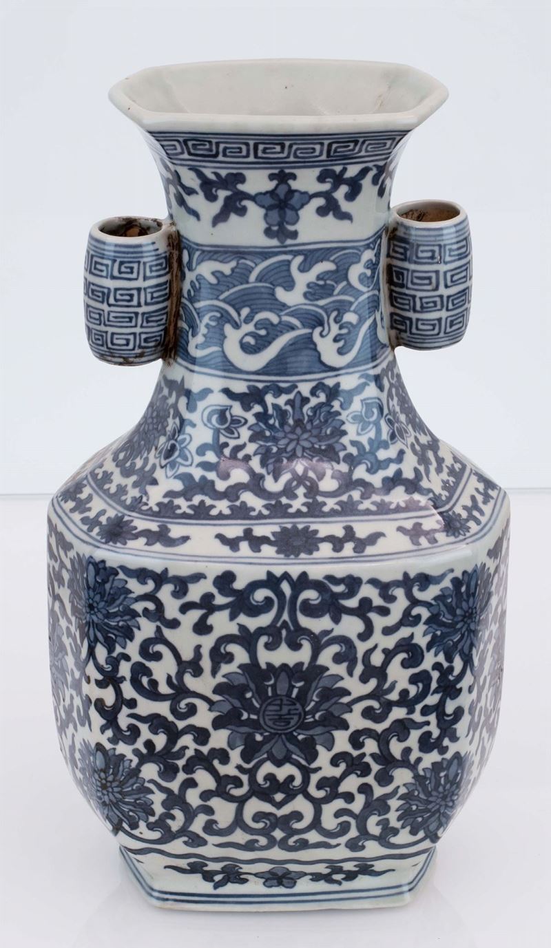 Vaso in Porcellana Bianca e Blu con Anse Tonde. Decoro di Fiori di Loto. Cina, Dinastia Yongzheng