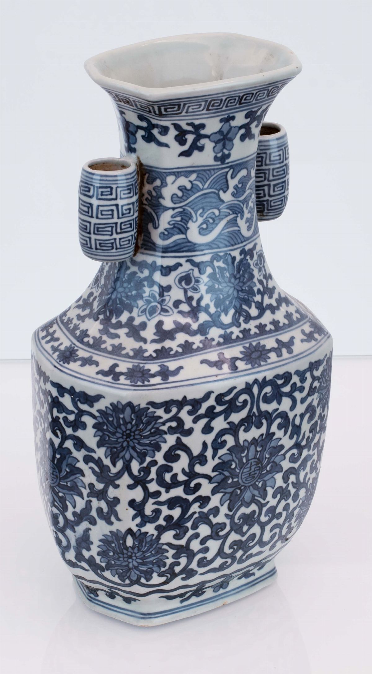 Vaso in Porcellana Bianca e Blu con Anse Tonde. Decoro di Fiori di Loto. Cina, Dinastia Yongzheng
