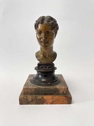 Scultura Raffigurante Volto Femminile su Base di Marmo