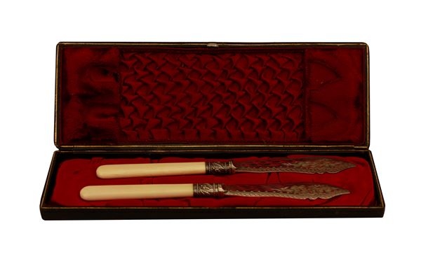Lotto di due coltelli in Sheffield cesellati con manico in osso e scatola originale