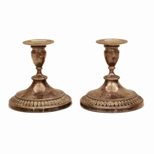 Coppia di candelieri in Sheffield finemente cesellati  - Auction Old Masters: Dipinti e Arredi Antichi dal XVI al XIX secolo (Sessione II) - II - Gliubich Casa d'Aste
