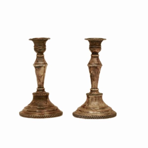 Coppia di candelieri in Sheffield finemente cesellati  - Auction Old Masters: Dipinti e Arredi Antichi dal XVI al XIX secolo (Sessione II) - II - Gliubich Casa d'Aste