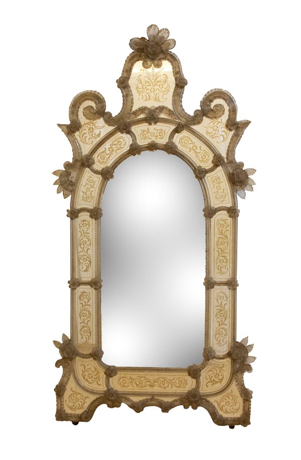 Grande specchiera a cartiglio in vetro di Murano decorato in foglia d'oro con motivi floreali incisi. 