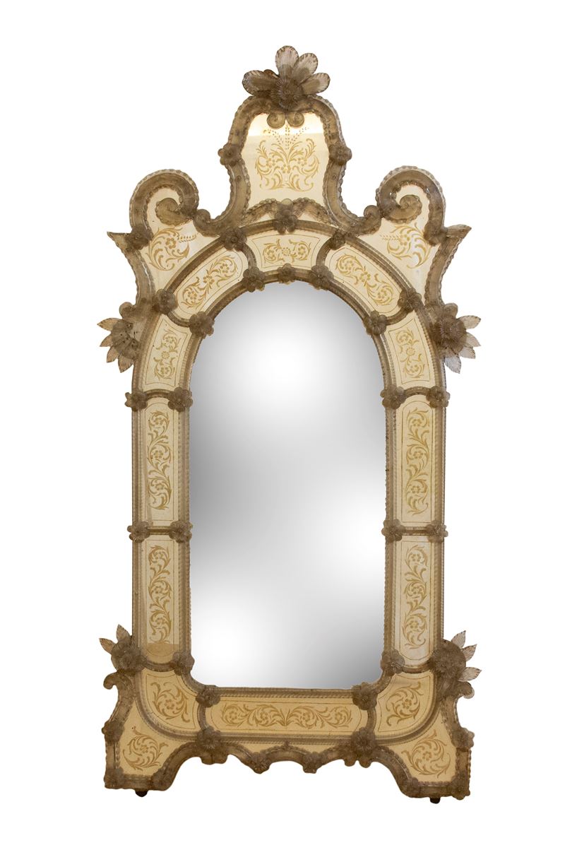 Grande Specchiera a Cartiglio in Vetro di Murano Decorato in Foglia D'oro con Motivi Floreali Inc...