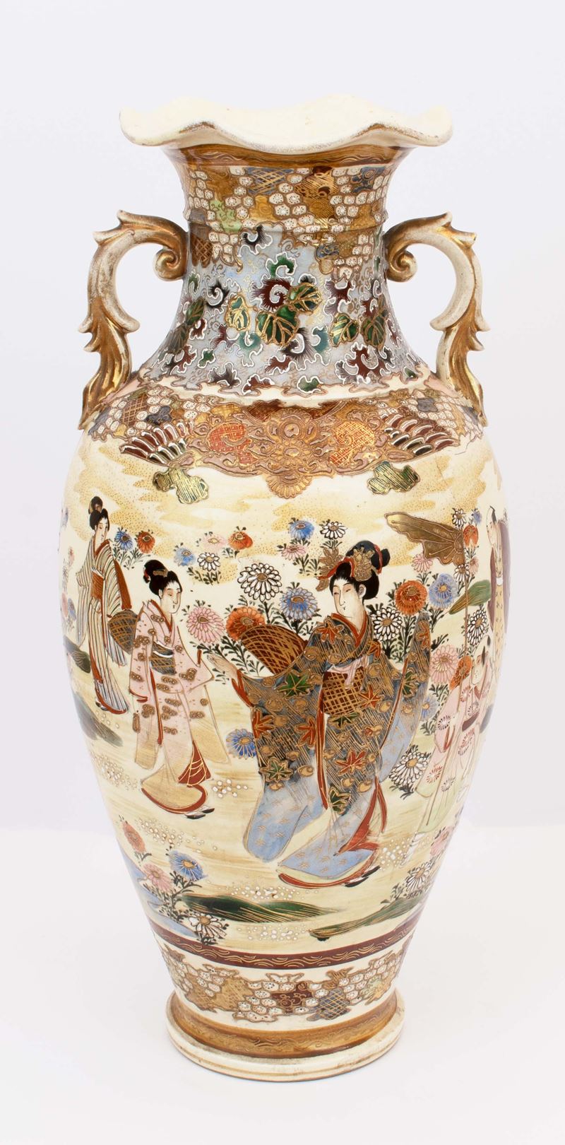 Vaso Satsuma in porcellana cloisonnè dipinto con scene di genere e decori floreali. Cina, XX seco...