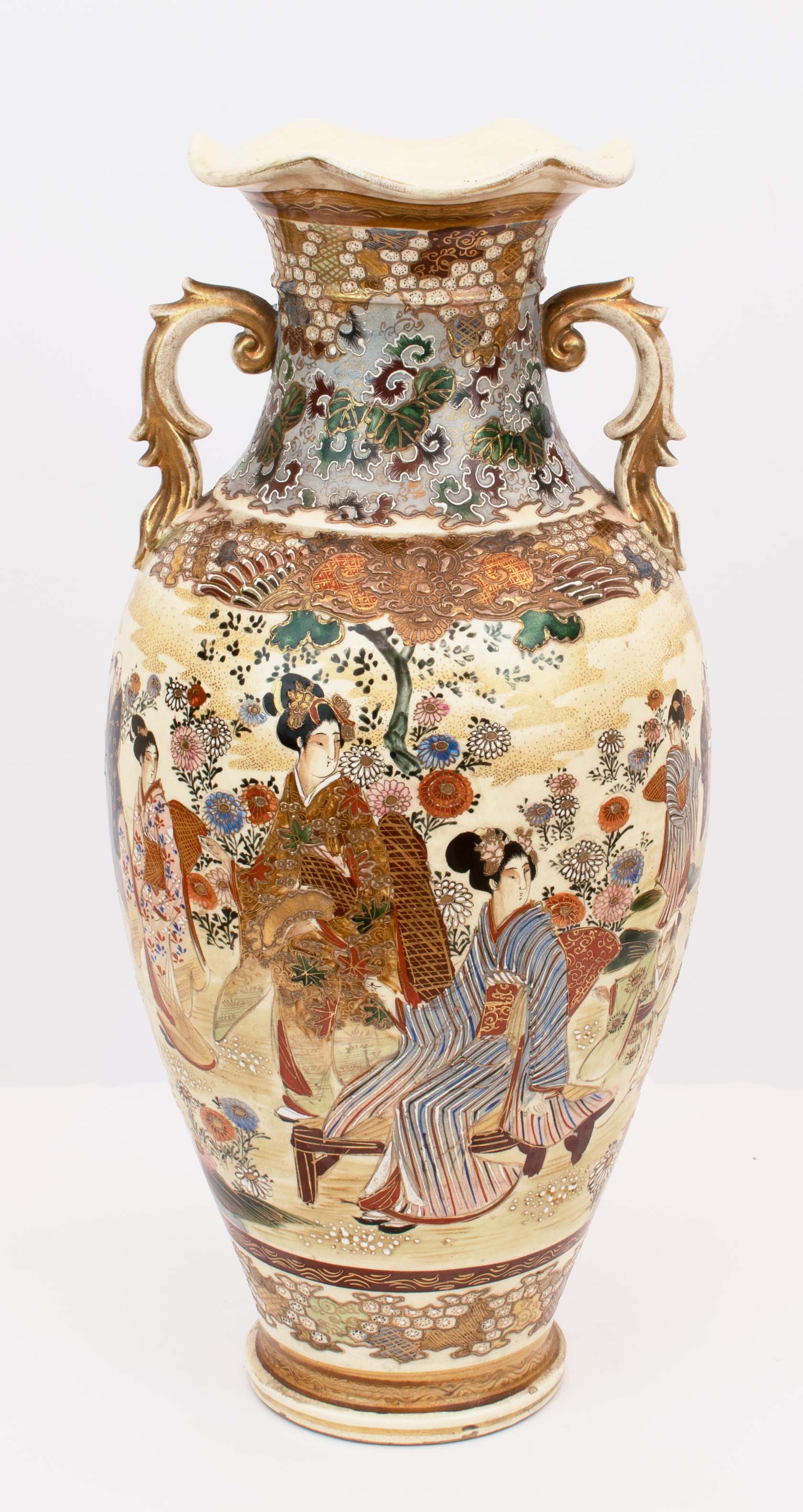 Vaso Satsuma in porcellana cloisonnè dipinto con scene di genere e decori floreali. Cina, XX seco...