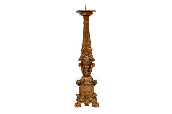 Importante torciere neoclassico in legno finemente scolpito, intagliato e dorato. Manifattura siciliana, fine del XVIII secolo / inizi del XIX