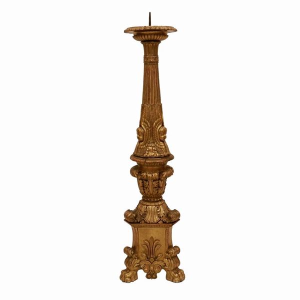 Importante torciere neoclassico in legno finemente scolpito, intagliato e dorato. Manifattura siciliana, fine del XVIII secolo / inizi del XIX