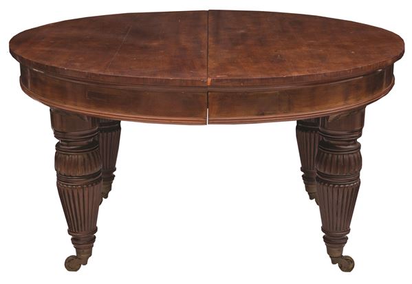 Grande tavolo tondo allungabile in mogano. Inghilterra, epoca Vittoriana.