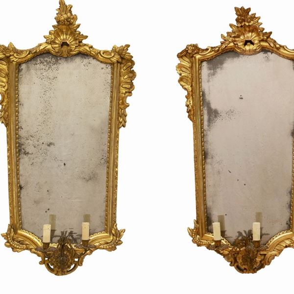 Coppia di specchiere Luigi XVI. Cornice con cimasa a pinnacchio e drappi degradanti con calate e decori. 