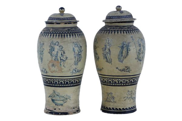 Coppia di potiche con coperchio in maiolica bianca e blu con decorazioni di gusto mitologico  (XIX secolo)  - Asta Old Masters: Dipinti e Arredi Antichi dal XVI al XIX secolo (Prima tornata) - I - Gliubich Casa d'Aste
