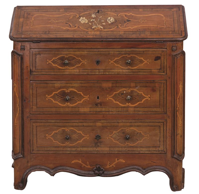 Piccola ribalta a 3 cassetti in noce intarsiata al fronte e ai fianchi in acero e essenze di radi...