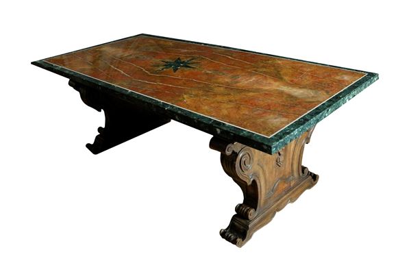 Grande tavolo con piano lastronato in marmo diaspro rosso di Numidia e cornice in marmo verde. Decorazione centrale con stella ad otto punte in marmo verde.