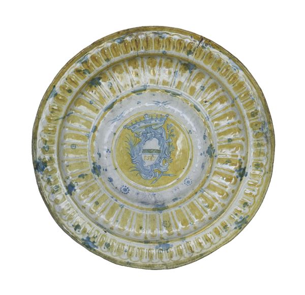 Grande piatto rinascimentale a lustro in maiolica baccellata Deruta. Blasone centrale coronato con la scritta "Assisium"