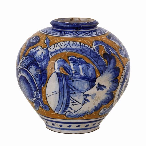 Boccia in maiolica dipinta a trofei. XIX secolo