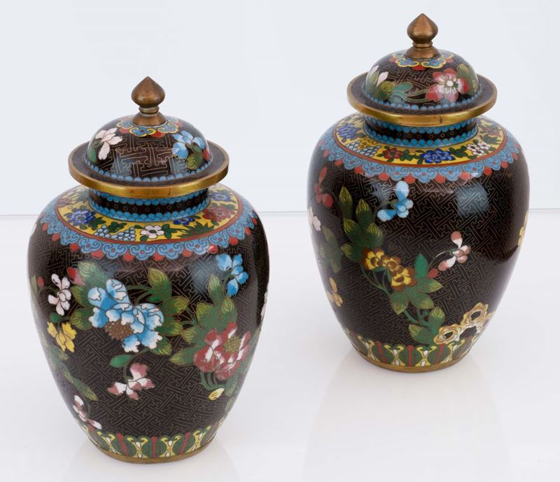 Coppia di Vasi Cloisonnet con Coperchio. Cina, XX Secolo
