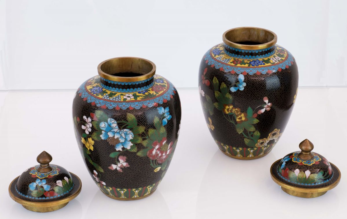 Coppia di Vasi Cloisonnet con Coperchio. Cina, XX Secolo