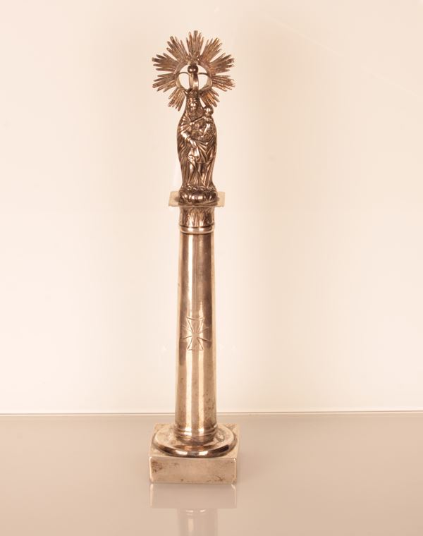 Vergine del pilastro Statua della Madonna coronata su colonna in argento
