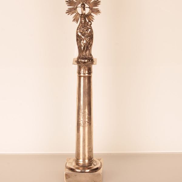 Vergine del pilastro Statua della Madonna coronata su colonna in argento  - Auction Asta 19: Oggetti d'arte, argenti e dipinti antichi - Gliubich Casa d'Aste