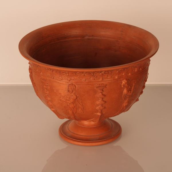 Manifattura fiorentina della fine del XX secolo. Piccolo cratere corallino della tradizione ceramica etrusco-romana, interamente decorato con scene di suonatori nell'ultima decade del '900.  - Auction Asta 19: Oggetti d'arte, argenti e dipinti antichi - Gliubich Casa d'Aste