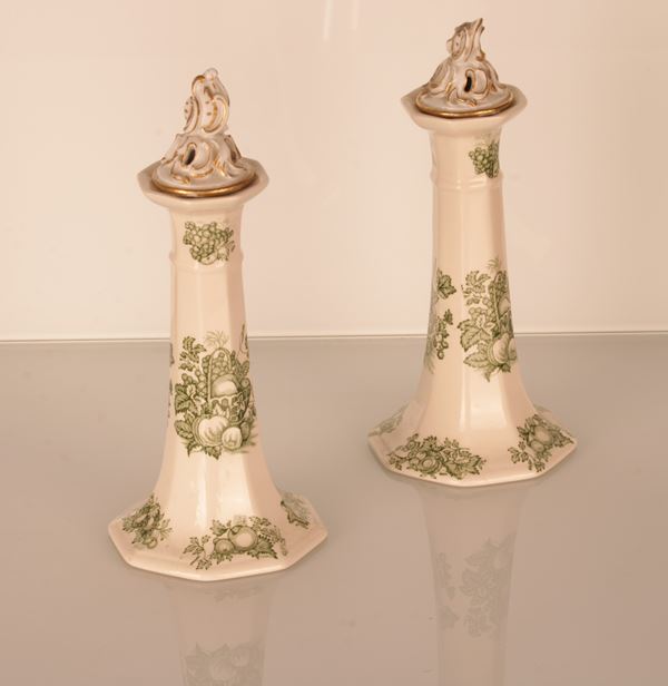 Coppia di portacandele  Masons in porcellana con decoro a racemi verde su fondo bianco. e tappi decorativi a forma di fiamma lumeggiati d'oro.