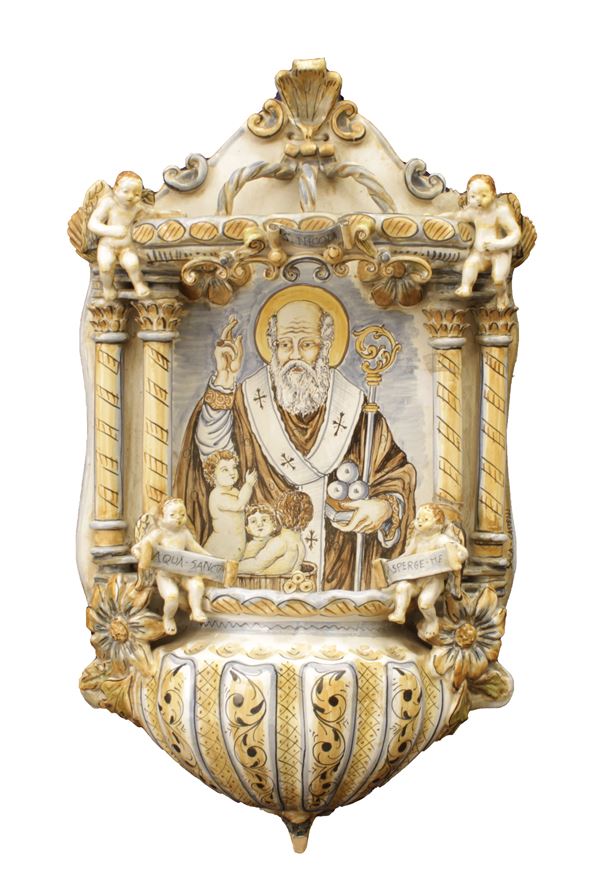 Grande acquasantiera in ceramica raffigurante il miracolo di San Nicola e i tre bambini resuscitati