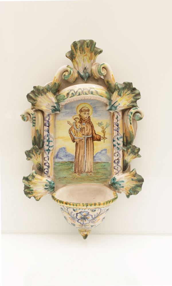 Manifattura di Ariano Arpino. Acquasantiera in maiolica decorata con l'immagne di Sant'Antonio Abate e il Bambin Gesù