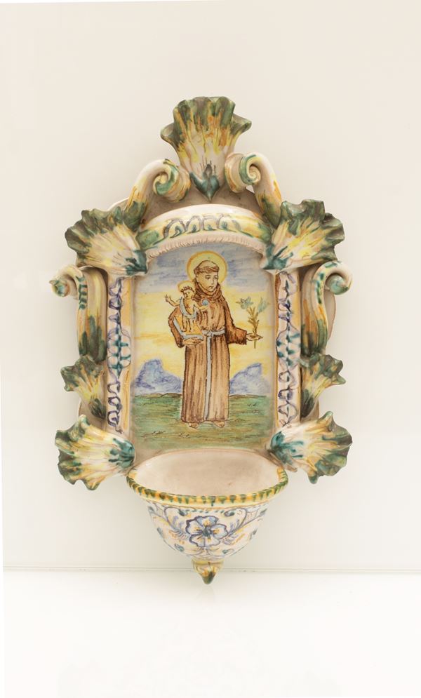 Manifattura di Ariano Arpino. Acquasantiera in maiolica decorata con l'immagne di Sant'Antonio Abate e il Bambin Gesù  (XX secolo)  - Auction Asta di Maioliche, Porcellane e Arte della Tavola 2 - II - Gliubich Casa d'Aste