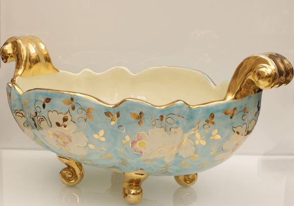 Centrotavola biansato  in ceramica Deruta con decori a smalto in oro e fiori dipinti