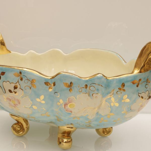 Centrotavola biansato  in ceramica Deruta con decori a smalto in oro e fiori dipinti  - Auction Asta 19: Oggetti d'arte, argenti e dipinti antichi - Gliubich Casa d'Aste