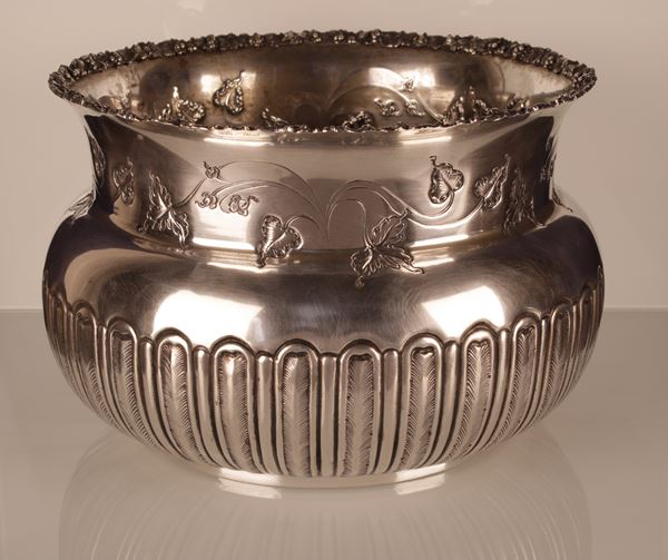 Grande bacile in argento 800/000 con punzone Argenteria Balducci finemente decorato