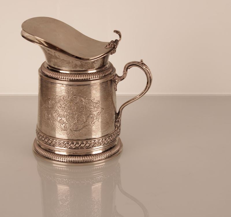 Thermos finemente cesellato in argento 800/000. Punzone 32 MI - Messulam Enrico