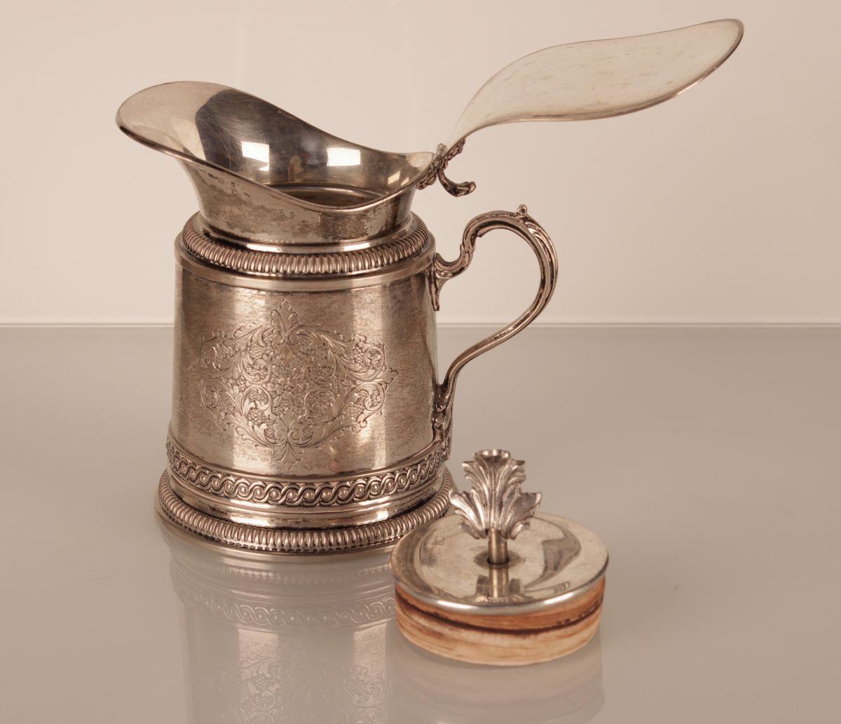 Thermos finemente cesellato in argento 800/000. Punzone 32 MI - Messulam Enrico