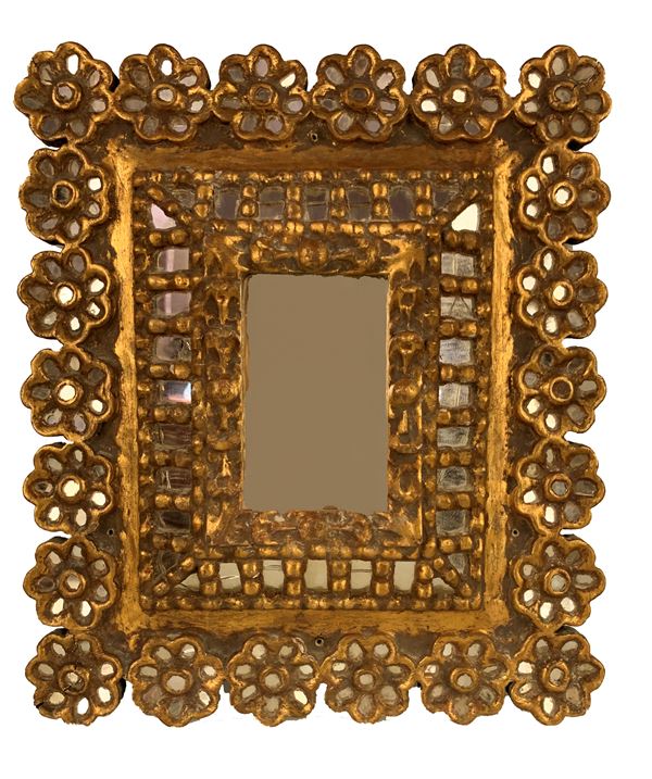 Piccola specchiera in legno intagliato e dorato. Spagna, XVII secolo.