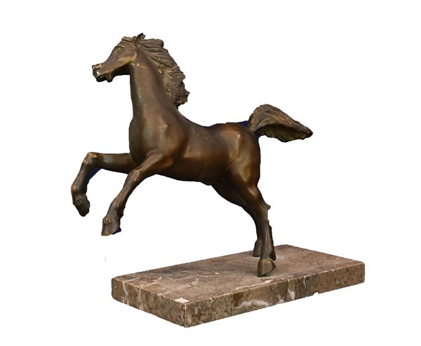 Scultura in bronzo raffigurante cavallo 