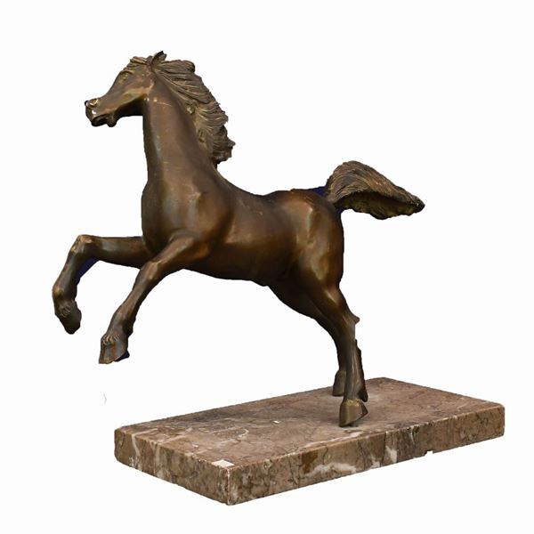 Scultura in bronzo raffigurante cavallo   - Auction Asta 19: Oggetti d'arte, argenti e dipinti antichi - Gliubich Casa d'Aste
