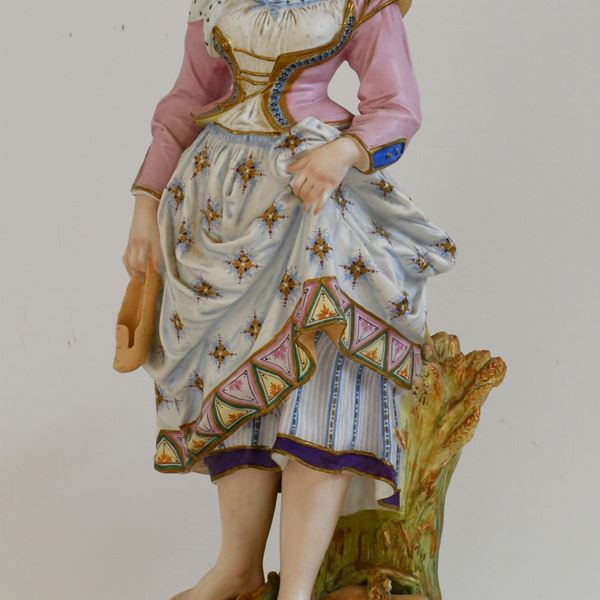Scultura in bisquit raffigurante fanciulla 