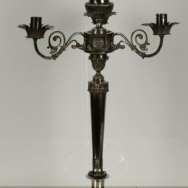 Vincenzo Belli (Torino 1710 - Roma 1787). Importante candelabro a tre luci dell'orafo/argentiere Vincenzo Belli di Bartolomeo, seconda decade del XVIII secolo, Roma, Stato Pontificio. 