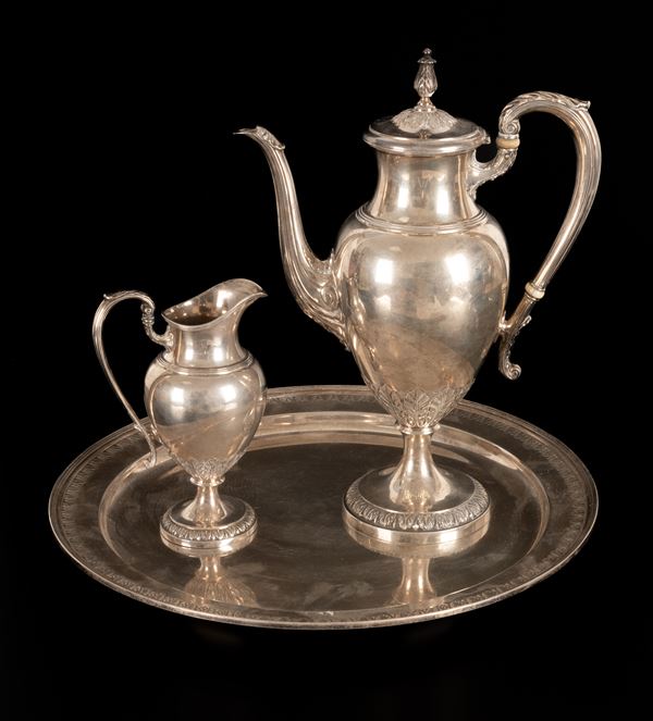 Servizio di caffettiera e lattiera con vassoio in argento Tiffany & Co. Delicata decorazione a palmette e volute.