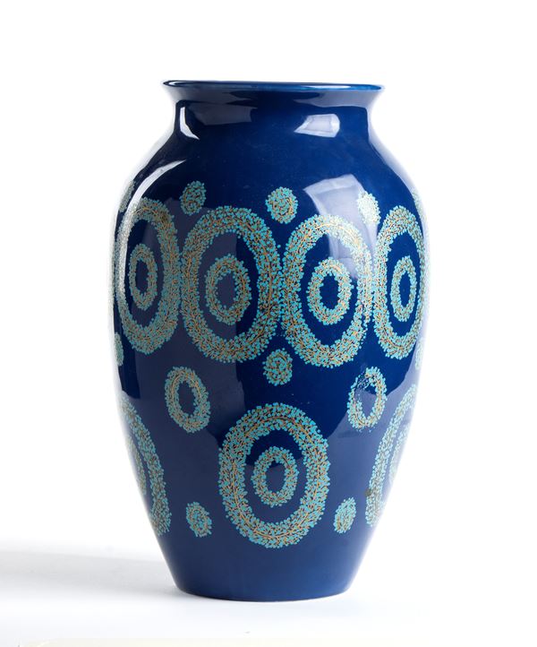 Vaso in ceramica blu con particolari decori celesti e lumeggiature in oro