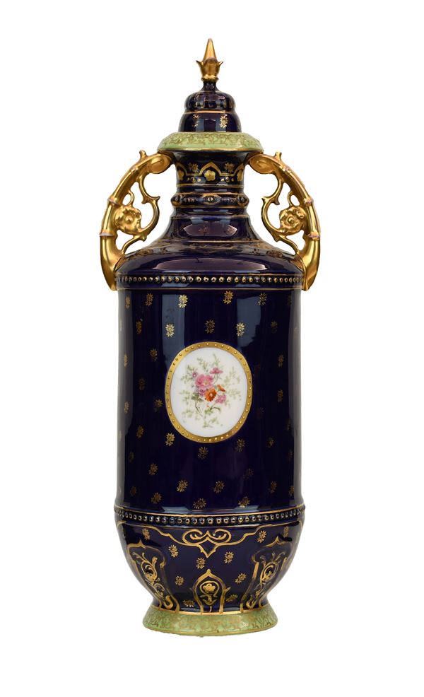Grande vaso in ceramica con coperchio Sevres cassolettes in ceramica di Sevres XIX Sec. a smalto, policromia e oro, con decori al corpo a riserve con scene campestri e fiori.