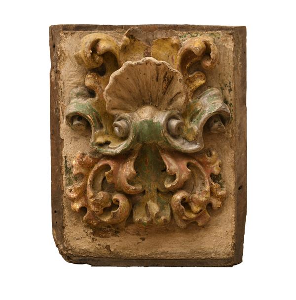 Lotto di due stampi in legno con fregi dorati a rilievo su fondo celeste e 1 stampo a forma di conchiglia policroma