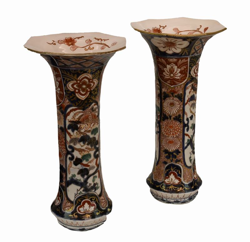 Importante coppia di vasi in porcellana Imari con collo a tromba, Giappone, Meiji, fine XIX secol...