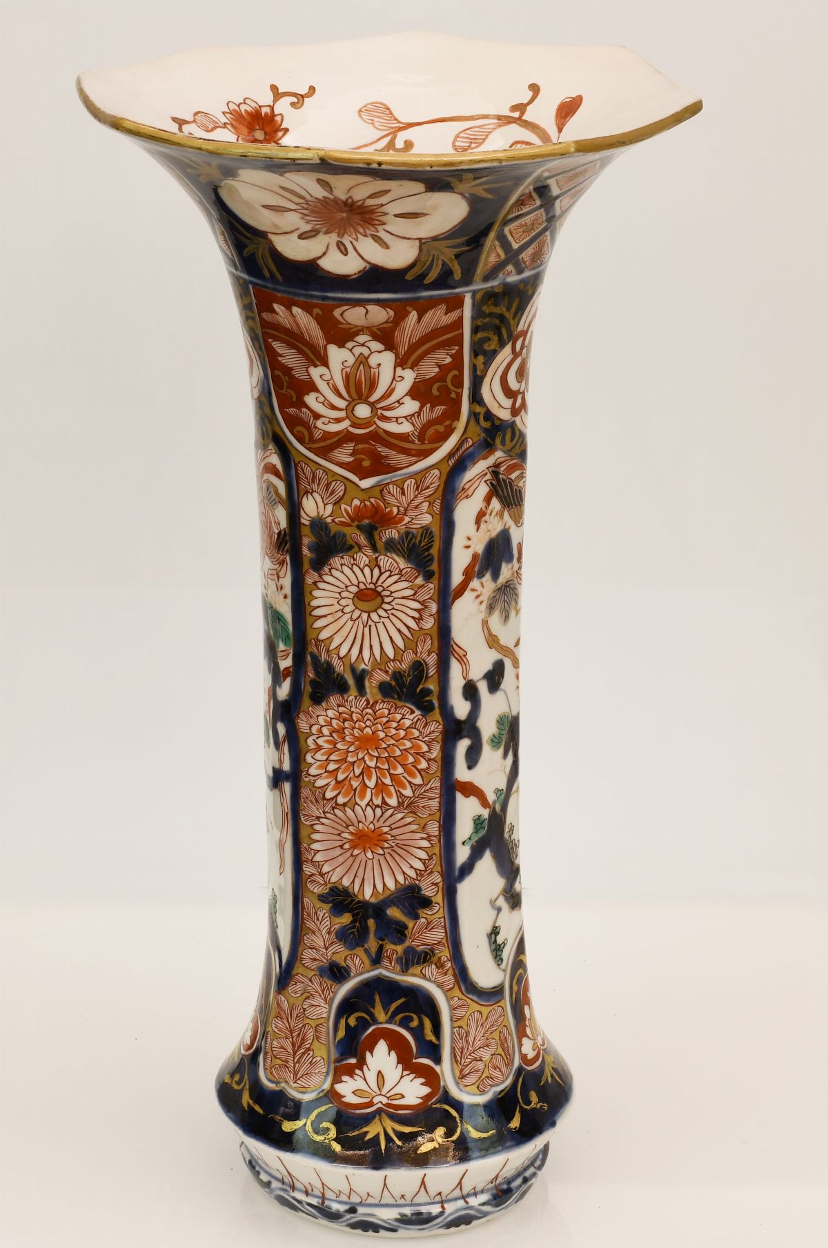 Importante coppia di vasi in porcellana Imari con collo a tromba, Giappone, Meiji, fine XIX secol...