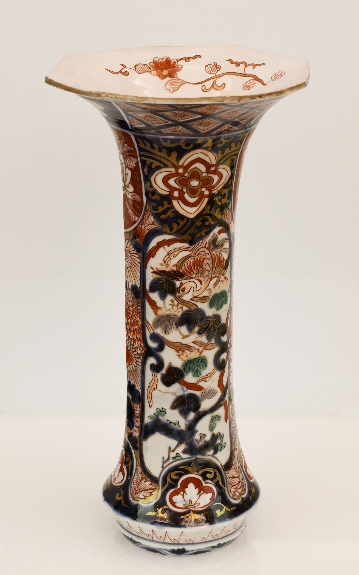 Importante coppia di vasi in porcellana Imari con collo a tromba, Giappone, Meiji, fine XIX secol...