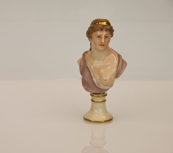 Piccolo busto con figura muliebre con un seno scoperto in porcellana Napoli Real Fabbrica Carlo di Borbone
