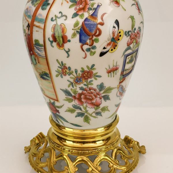 Importante vaso Samson con base in bronzo dorato, Francia seconda metà del XIX secolo.